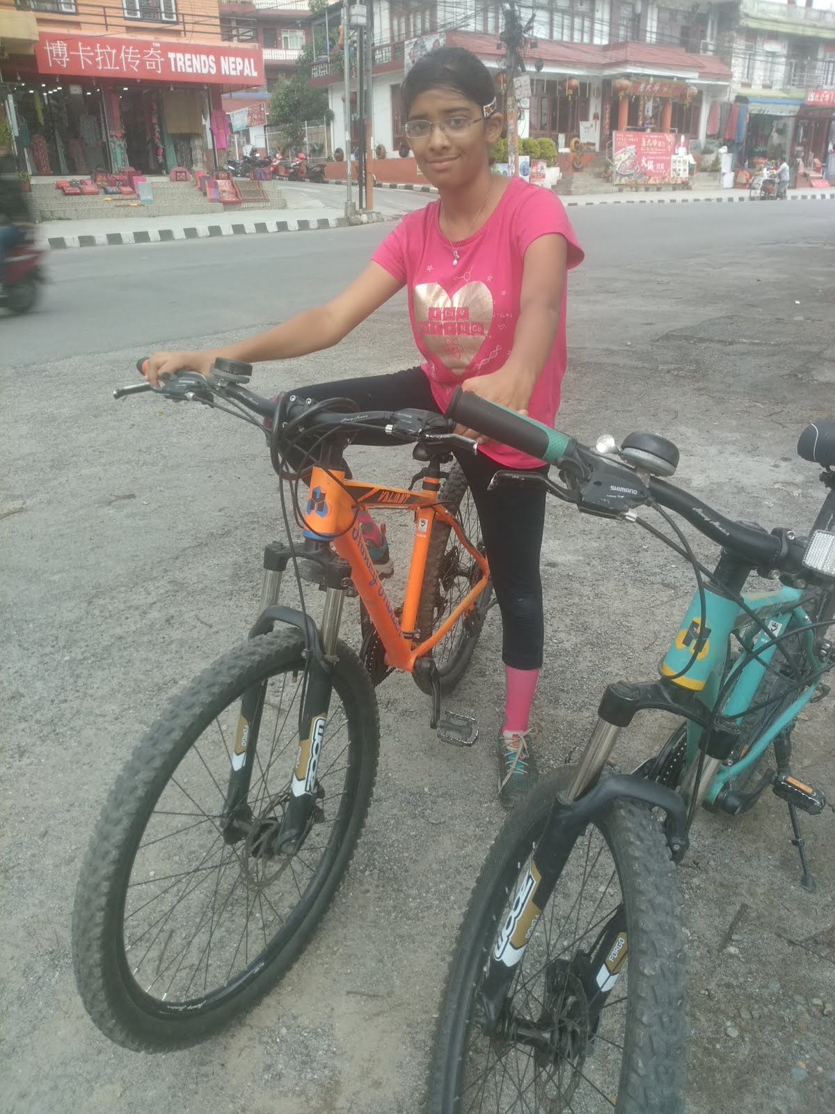 लेक साईड रोड ला सायकल चालवताना