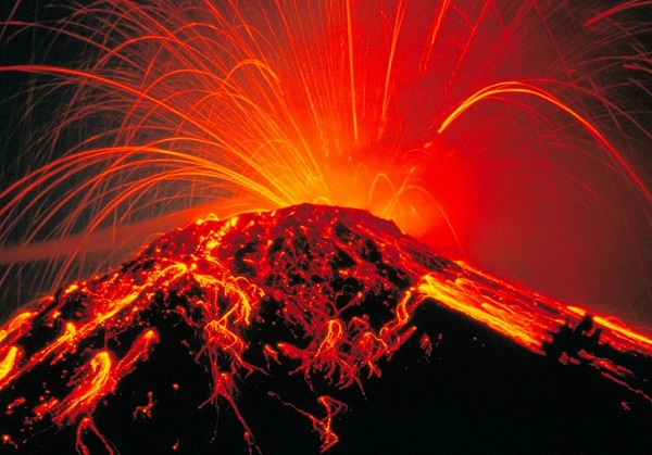 Um vulcão em atividade, com erupções