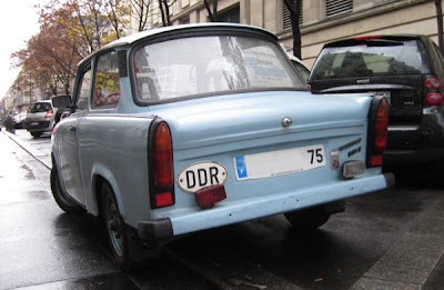 Ein hellblauer Trabant 601 S (Trabi/Trabbi) in Paris
