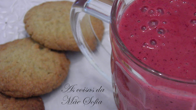 Batido de laranja, banana e frutos vermelhos / Orange, banana and red berries smoothie