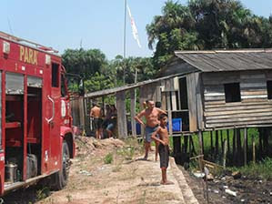 Moradores ficaram assustados com o incêndio