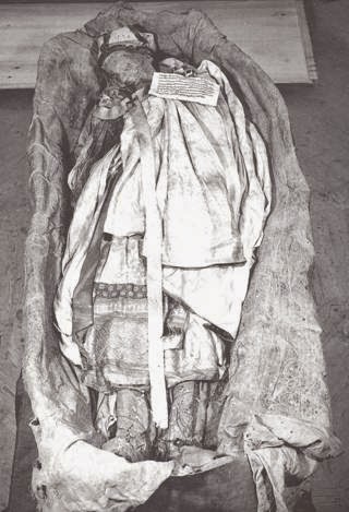 Cuerpo momificado de Jiménez de Rada. Fotografía de 1907.