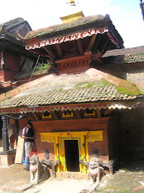 That was Kathmandu (Nepal) in the memory   by E.V.Pita (2006)  http://picturesplanetbyevpita.blogspot.com/2015/05/that-was-kathmandu-nepal-in-memory-asi.html   Así era Katmandú en el recuerdo  por E.V.Pita (2006)