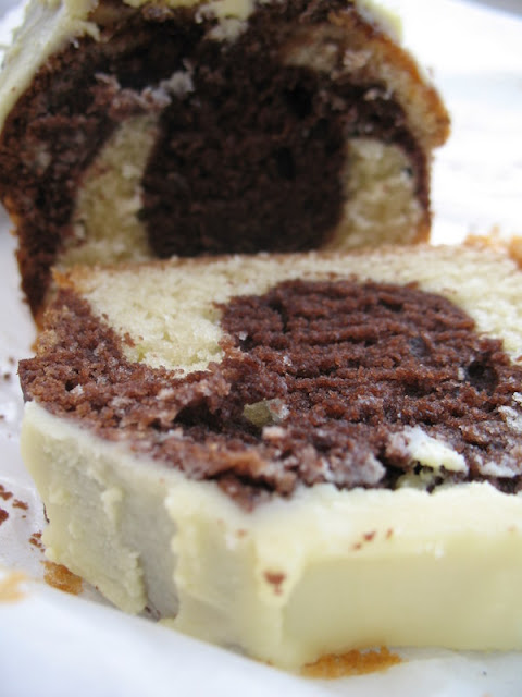Łatwe ciasto marmurkowe z polewą z białej czekolady