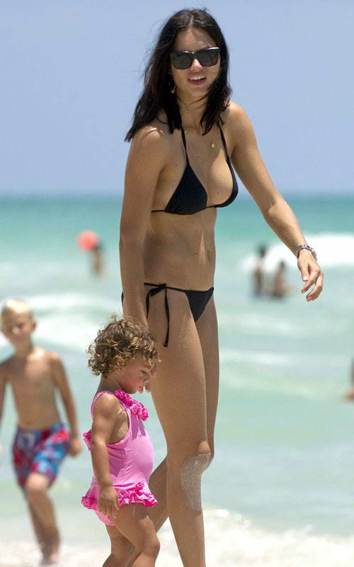 Adriana Lima beach fun with Valentina Jaric 