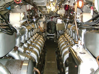 submarine+diese+engines+in+a+submarine.jpg