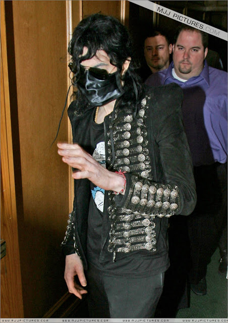 *Anos Recentes - Somente fotos especiais dos anos mais recentes de Michael Jackson - Página 2 Michael_jackson_april_2009_doctor+%282%29