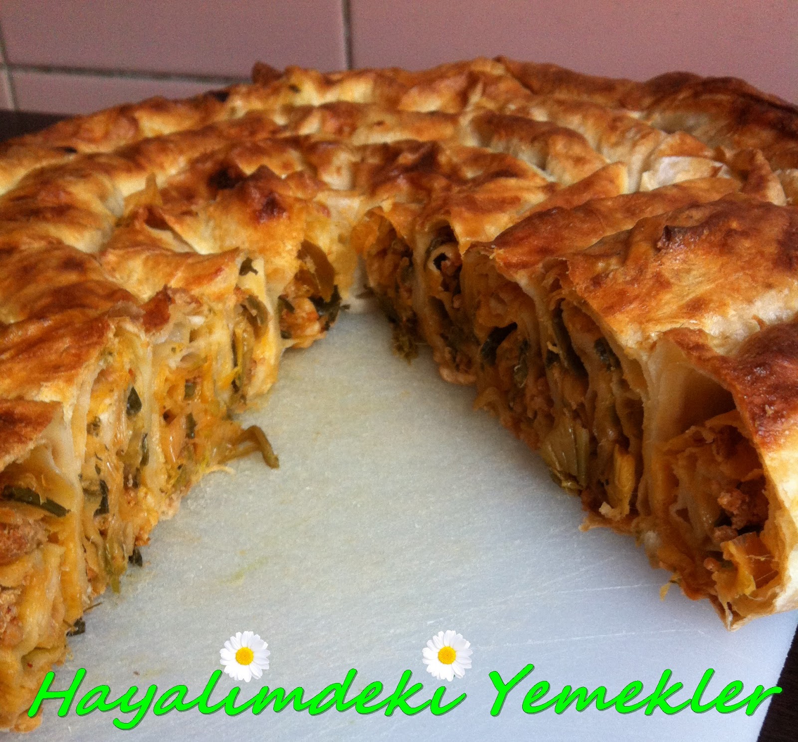 Hazır Yufka ile Kıymalı Pırasalı Kol Böreği