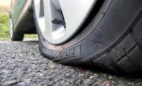 Pellizco de la llanta sobre neumático convencional desinflado Pellizco de la llanta sobre neumático convencional desinflado