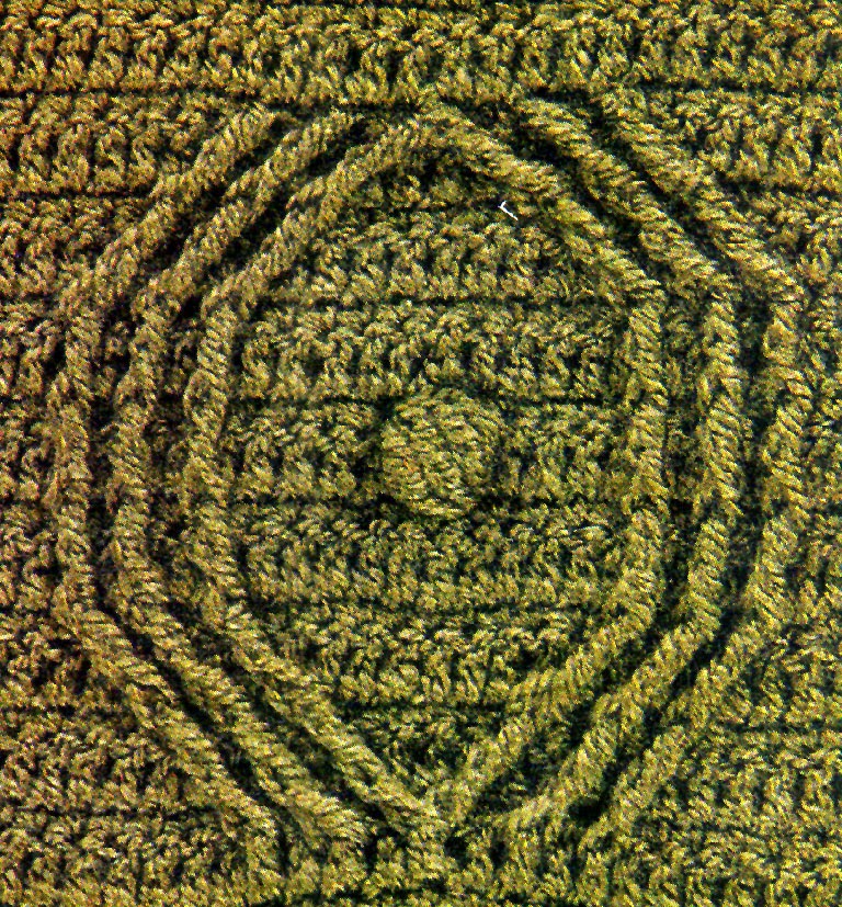 cuadrado con relieve a crochet