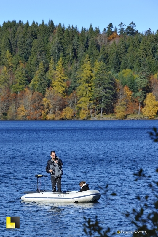 pêcheur en action sur le lac photo pascal blachier