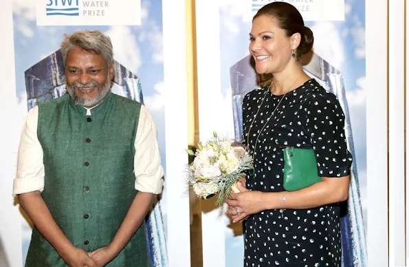  the king with the Stockholm Water Prize winner Rajendra Singh and the seminar participants Dominic Waughray and Malin Falkenmark