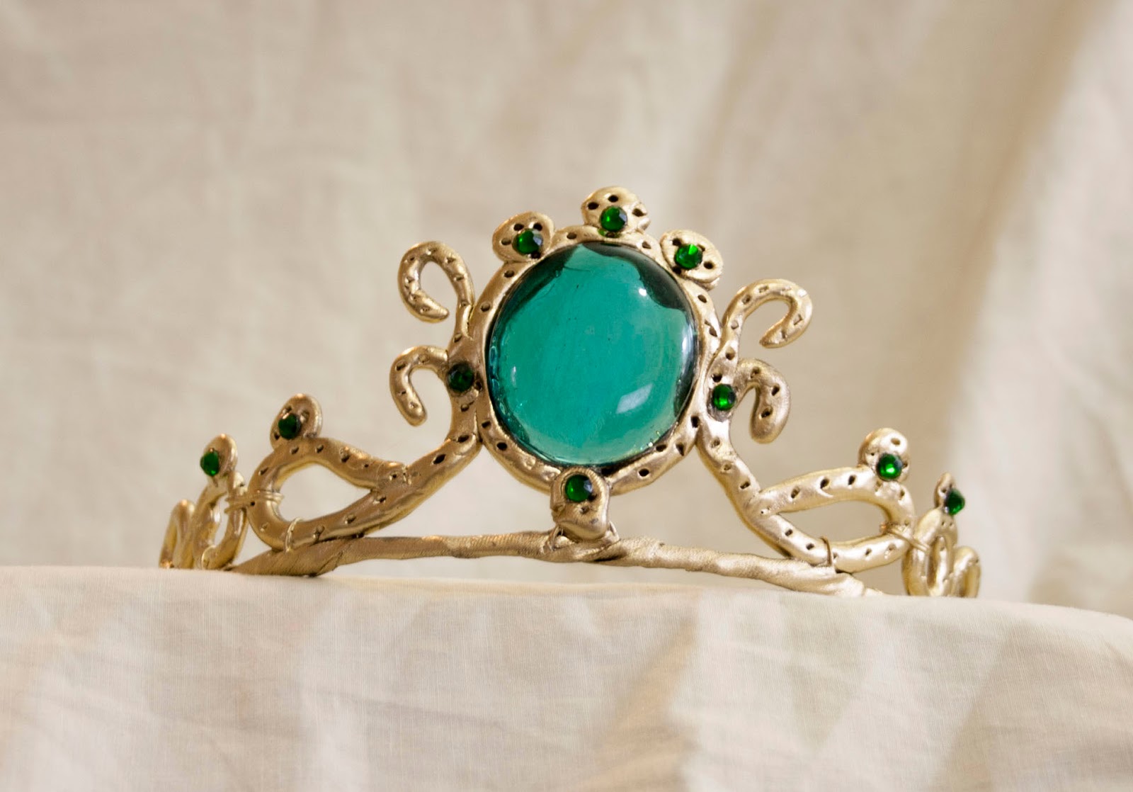 Fajok, kasztok, ereklyék - Page 6 Green%2Bgem%2Belfin%2Btiara%2Bdiadem%2Bcrown%2Bgold%2Bglass%2Bceltic%2Bprincess