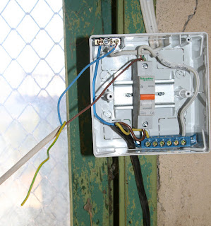 Who needs a plug when you can do this Who needs a plug when you can do this