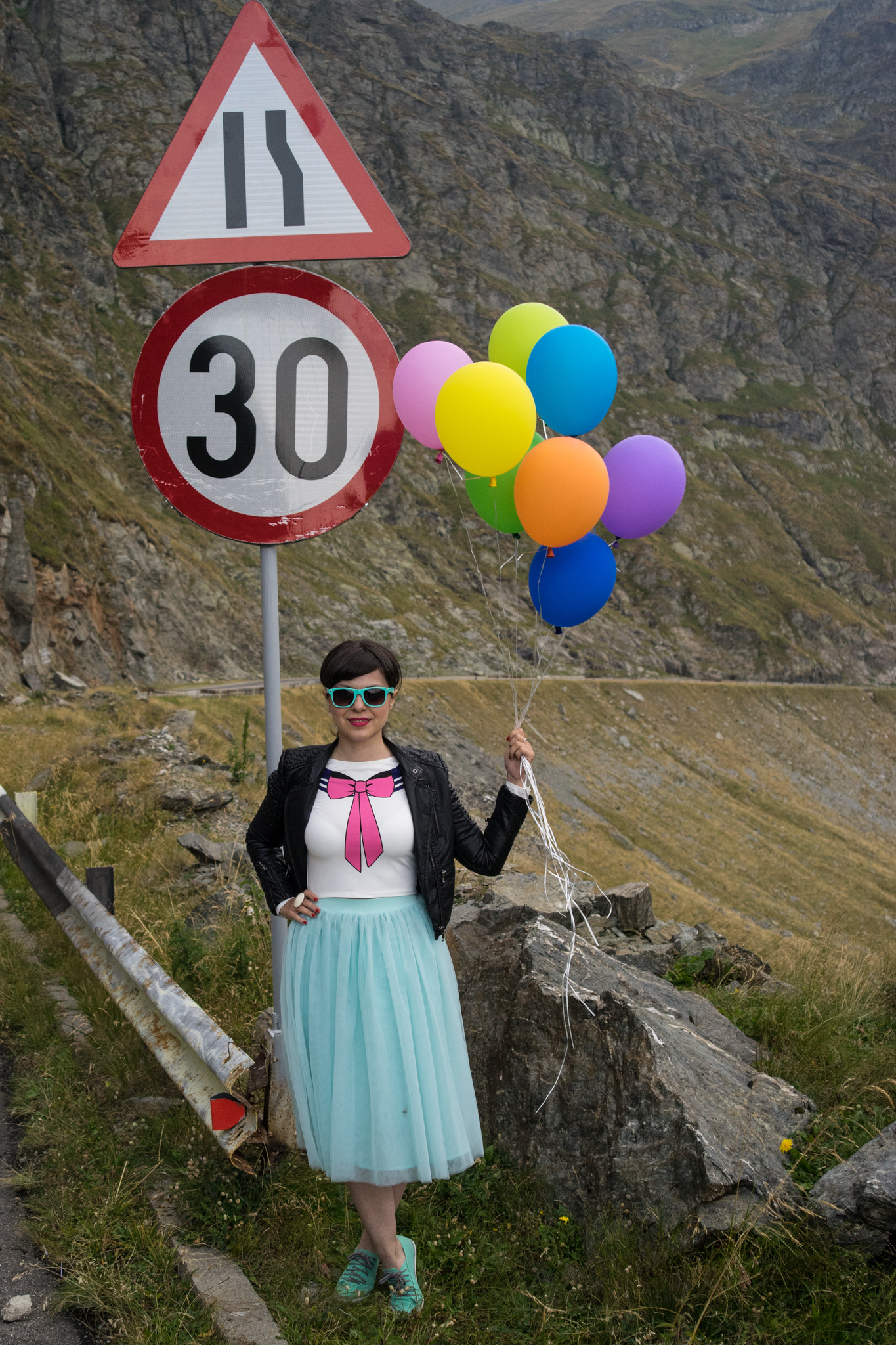 special 30th birthday photo shoot - tutu, bows and colorful balloons koton mint tulle skirt mint sneakers h&m crop top pink bow new yorker leather jacket rockish vibes rock brasov transfagarasan romania 