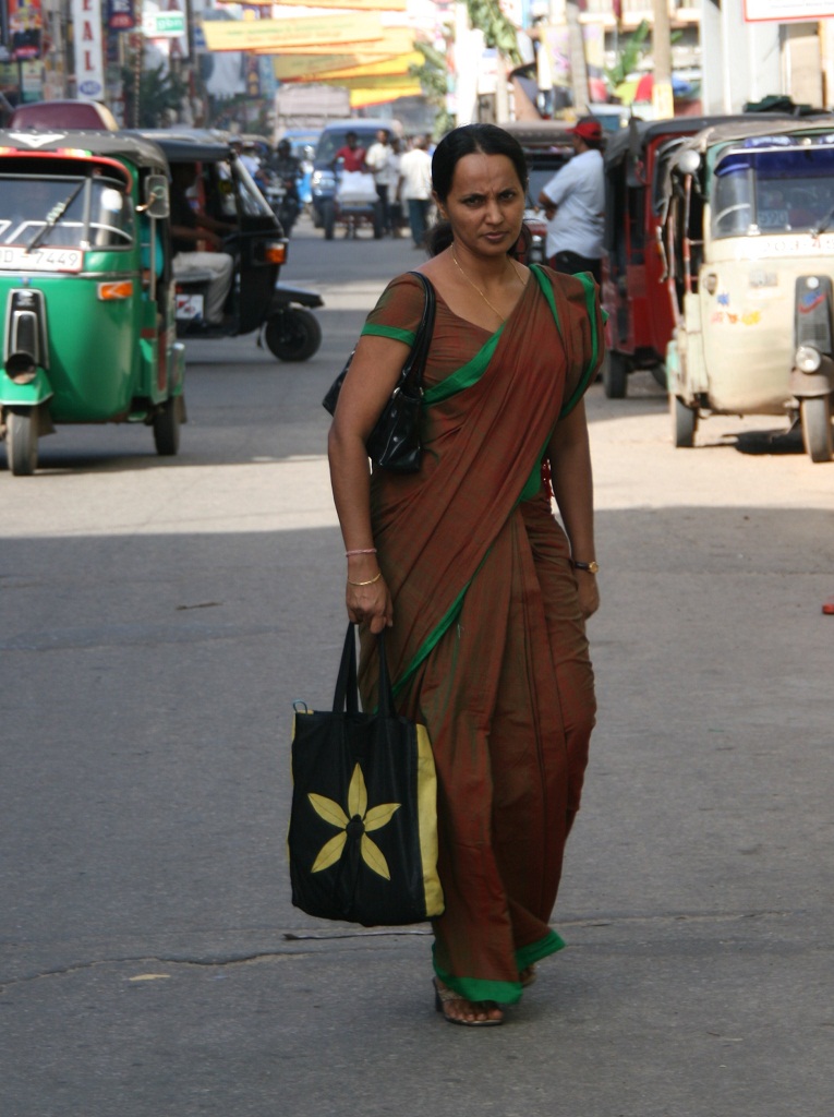 Проститутка из Шри-Ланки отсасывает европейцу 