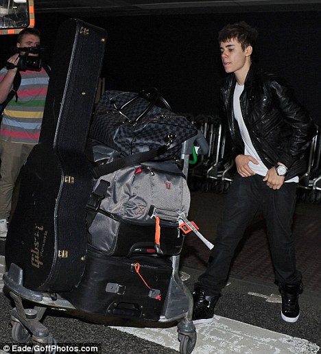 justin bieber kissed selena justin bieber kissed selena gomez hot. justin bieber kissed selena