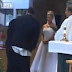 Calça do padrinho de casamento cai, e a cerimônia vira piada