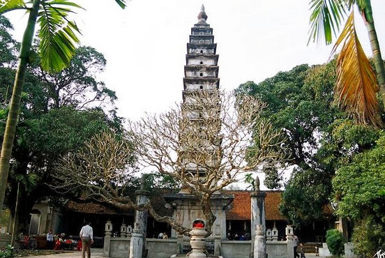 Cho thuê xe 16 chỗ đi Phủ Dầy, đền Trần 