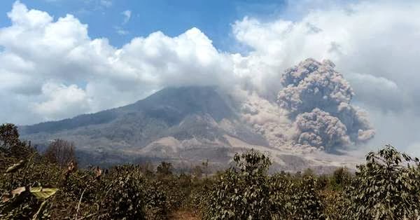 Gunung Sinabung menyemburkan awan panas Foto-Foto Gunung Sinabung Muntahkan Awan Panas