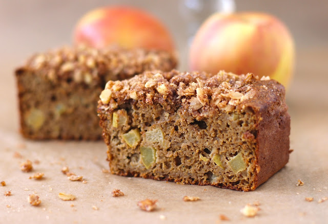 Healthy Whole Wheat Apple Pie Bread with an Oatmeal Streusel - Desserts with Benefits Healthy Whole Wheat Apple Pie Bread with an Oatmeal Streusel - Desserts with Benefits