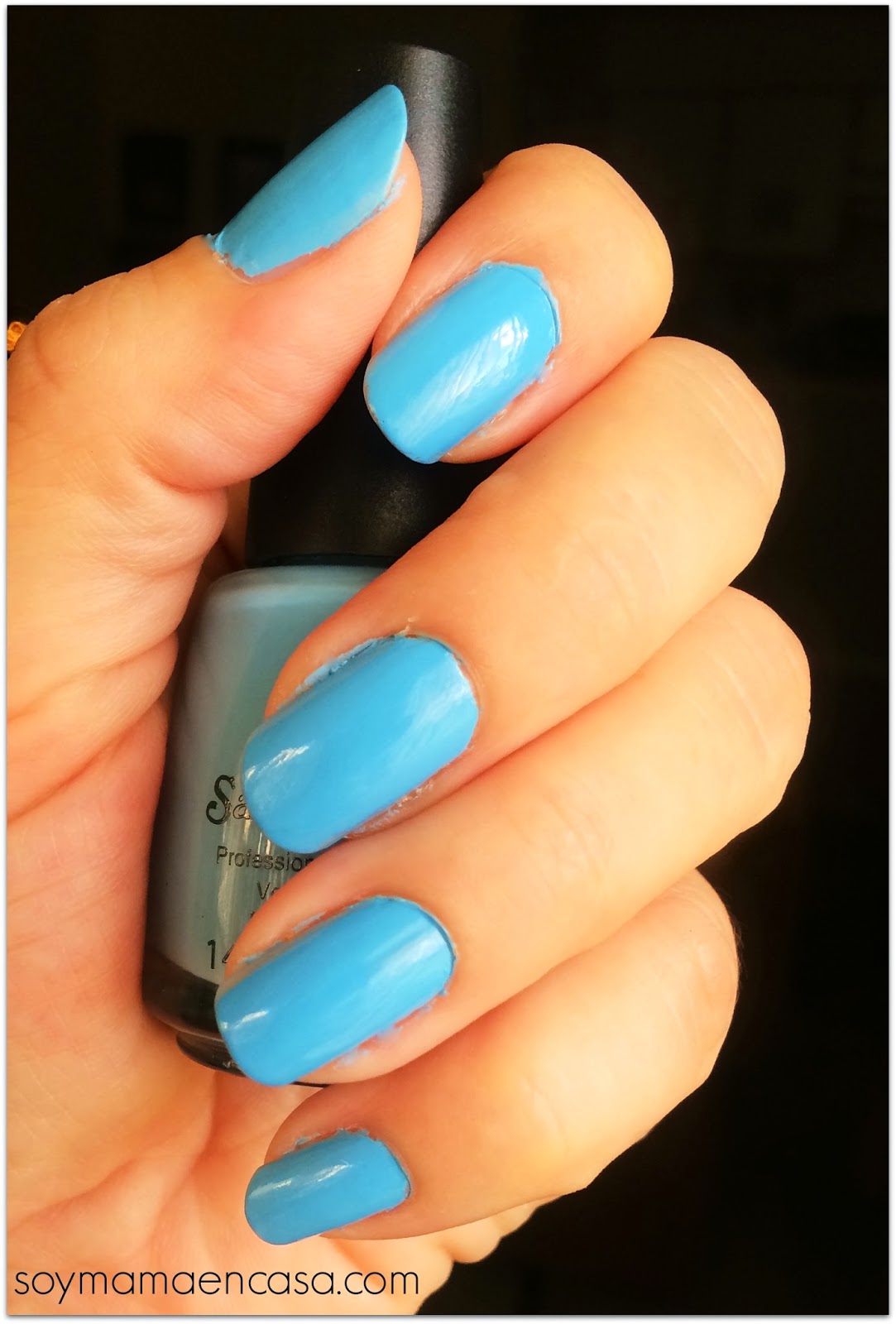 esmalte de uñas azul neon