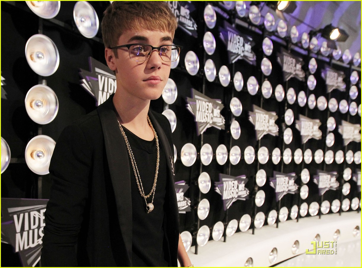 http://4.bp.blogspot.com/-JYiYvPXfMC0/Tlu4lutq51I/AAAAAAAAABM/osjAzJyxuvo/s1600/justin-bieber-2011-mtv-vmas-04.jpg