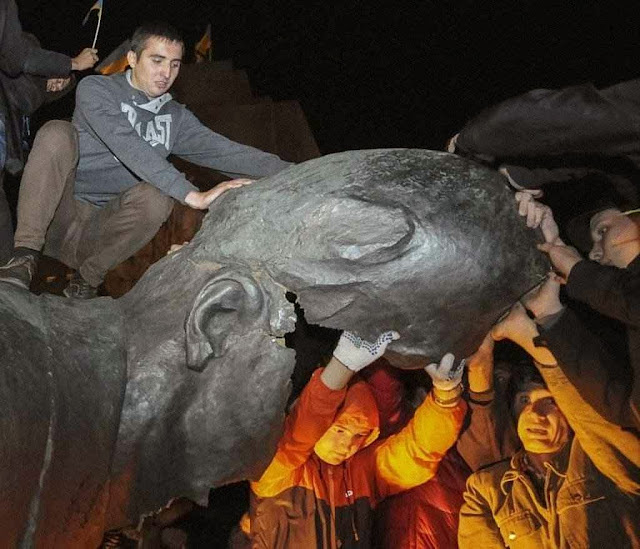 Jovens completam a destruição da maior estátua de Lenine na Ucrânia