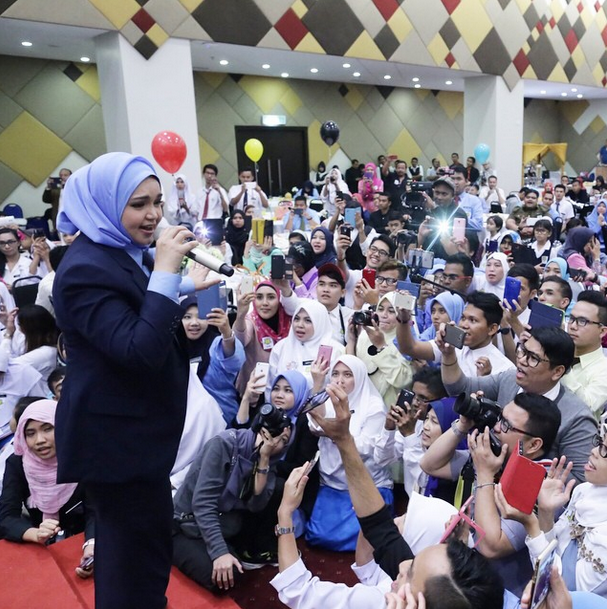 Gambar Datuk Siti Comel dengan Pakaian Pengawas Gambar Datuk Siti Comel dengan Pakaian Pengawas
