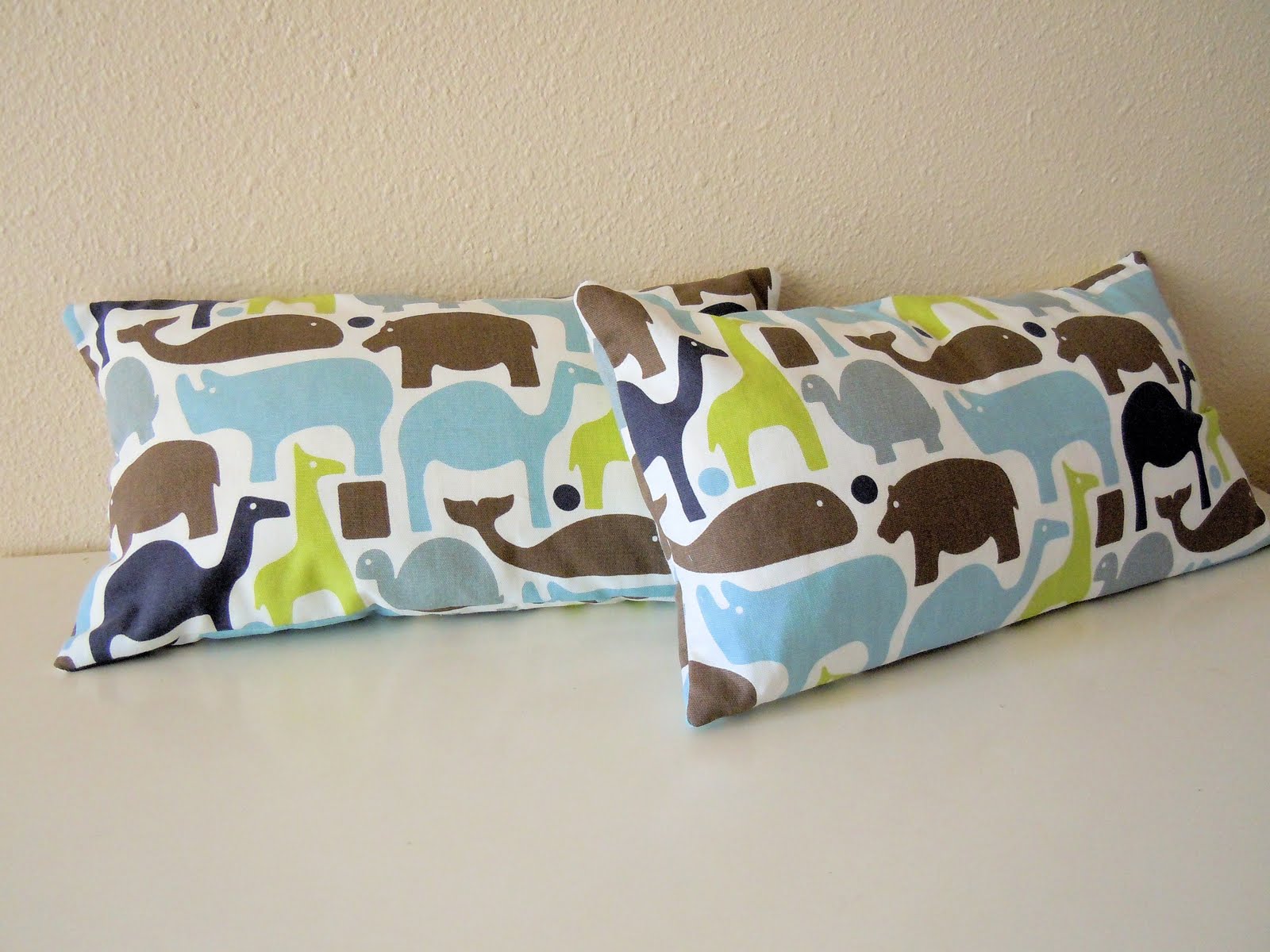 Tutorial How to Make Throw Pillows from a Bed Pillow Naturally