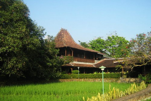 Gambar Keasrian Rumah Joglo