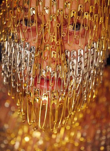 Artystka z setkami agrafek w ciele!