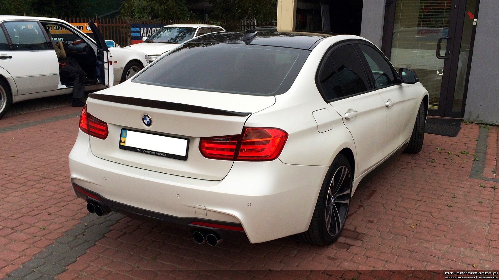 БМВ f30 белая с черной крышей