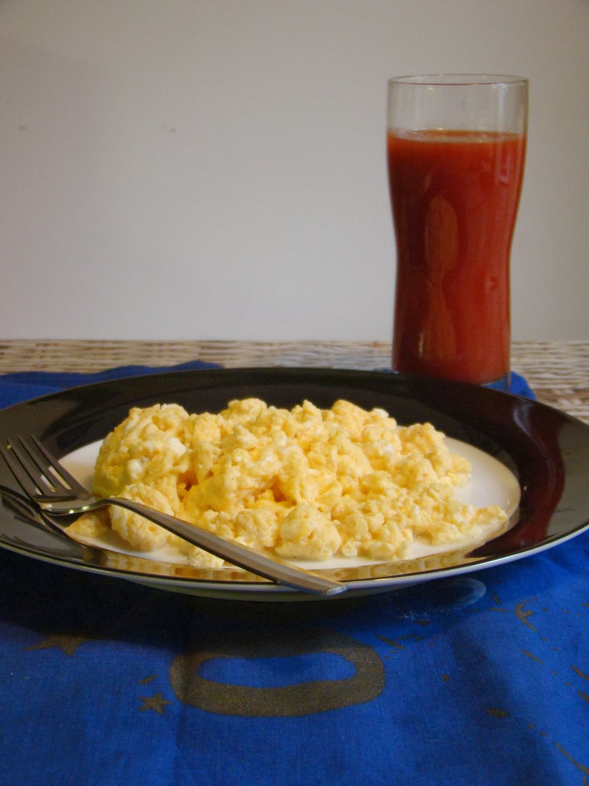 007 TRAVELERS 007 Food Scrambled eggs with tomato juice
