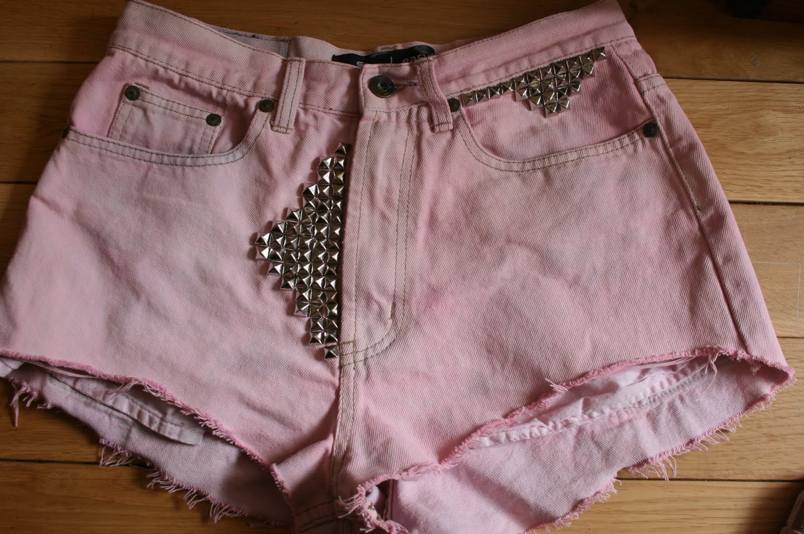 Tutorial DIY Bleached, Dyed & Studded Shorts LULUTRIXABELLE a
