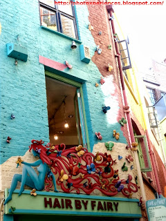 Facade of Hair by Fairy, a hairdresser's in Neal's Yard, London. Fachada de Hair by Fairy, una peluquería en Neal's Yard, Londres. Facade of Hair by Fairy, a hairdresser's in Neal's Yard, London. Fachada de Hair by Fairy, una peluquería en Neal's Yard, Londres.