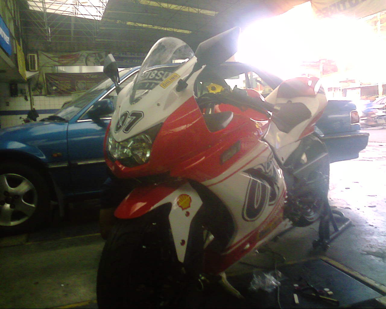 karna motor ini memang di pakai balap di sentul,jd grafisnya ngikutin title=