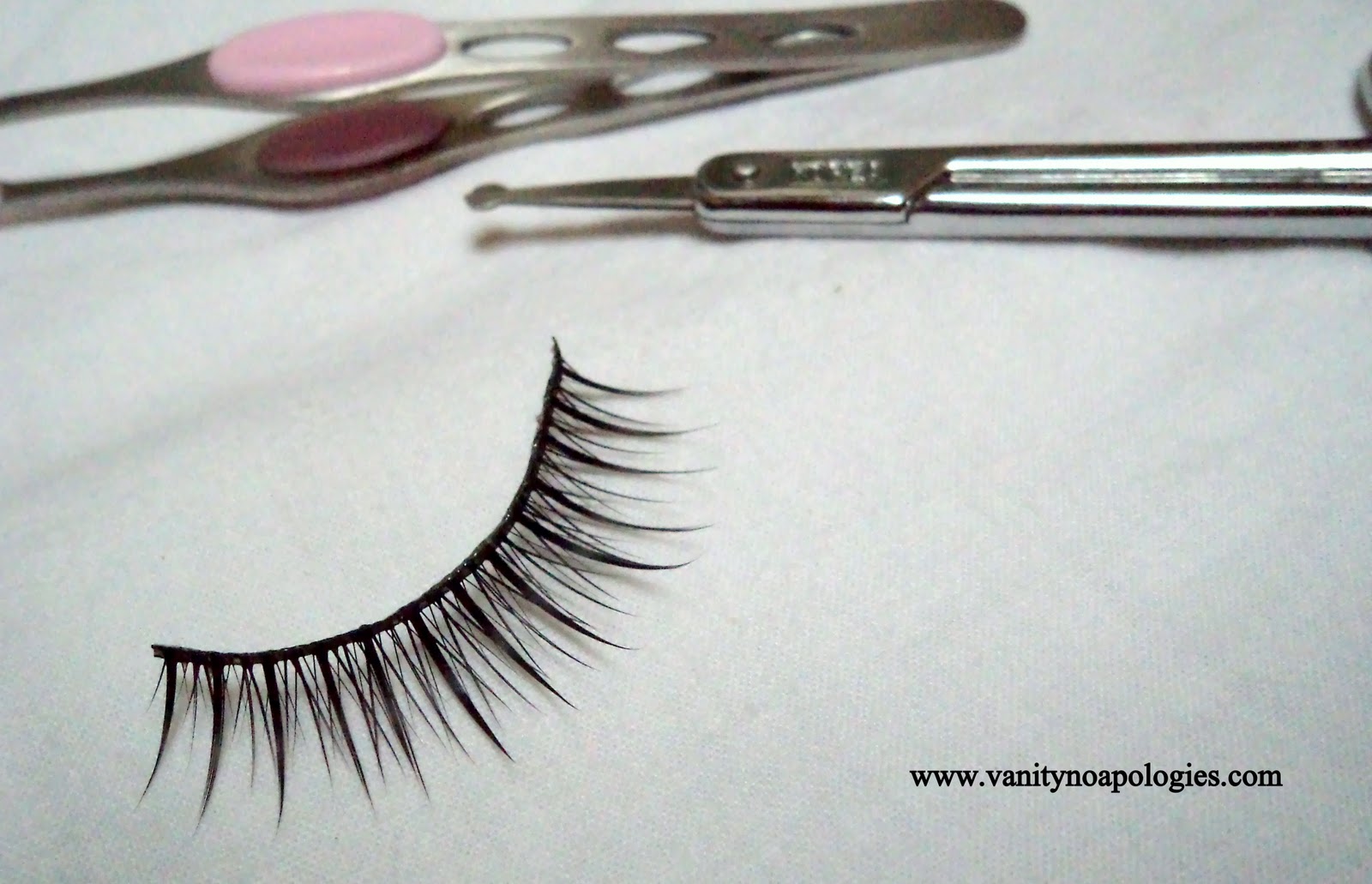 Picture Tutorial How To Resize And Trim Your Fake Eye Lashes?