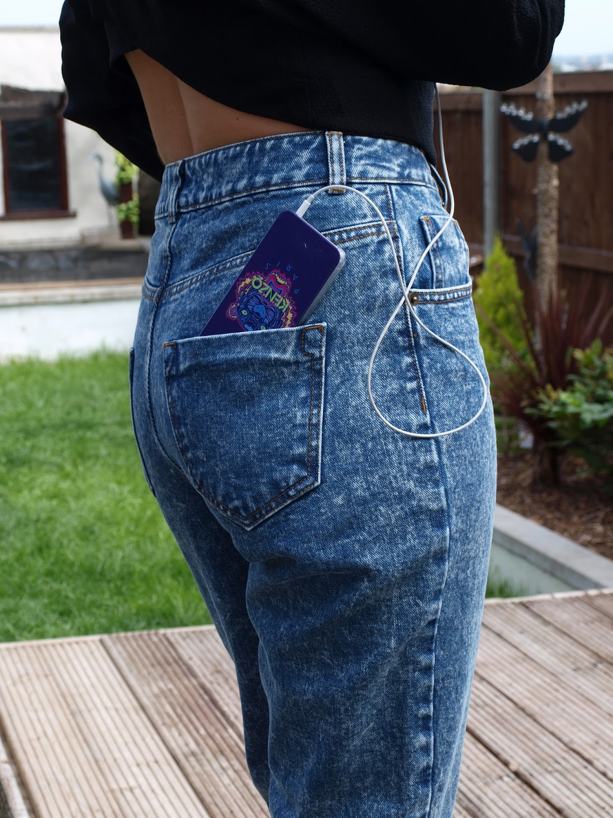 Retro Revival: 10 Iconic 90s Jeans Brands Making a Comeback