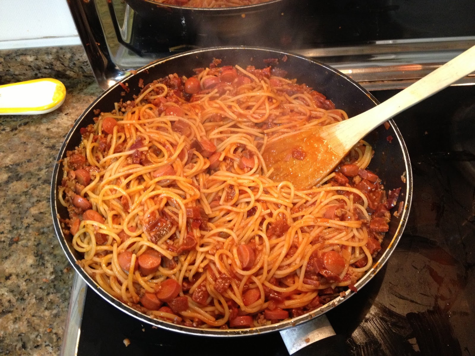 ESPAGUETI CON TOMATE CARNE CHORIZO........... | LA COCINA TRADICIONAL