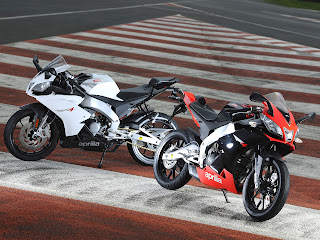 Click to view large (1600 x 1200 pixels) Gambar Motor Aprilia 2012 RS4 50 picture-1