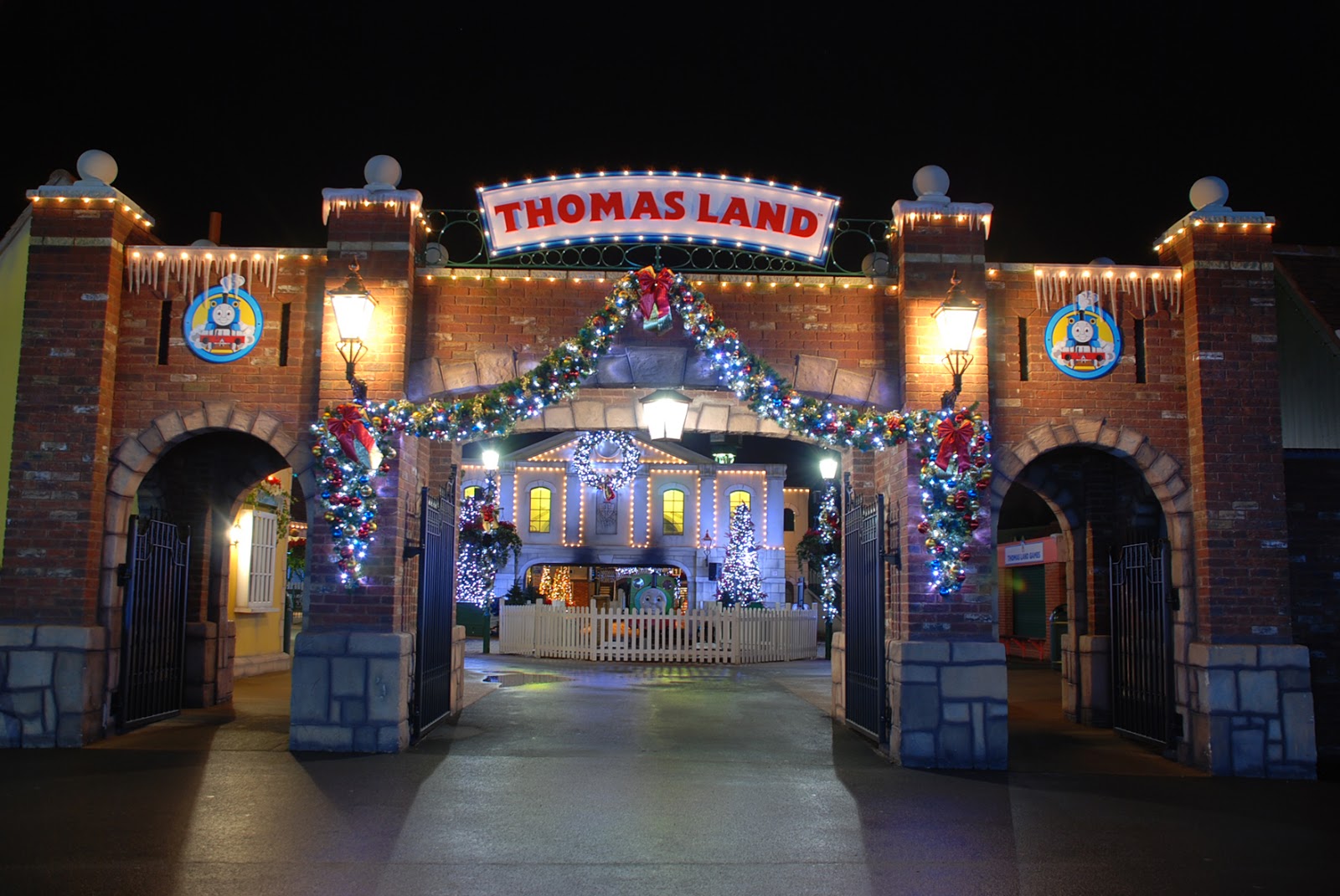 mummy s space christmas magic at drayton manor mummy s space christmas magic at drayton manor