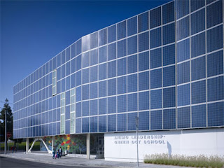 fachada con paneles solares fachada con paneles solares
