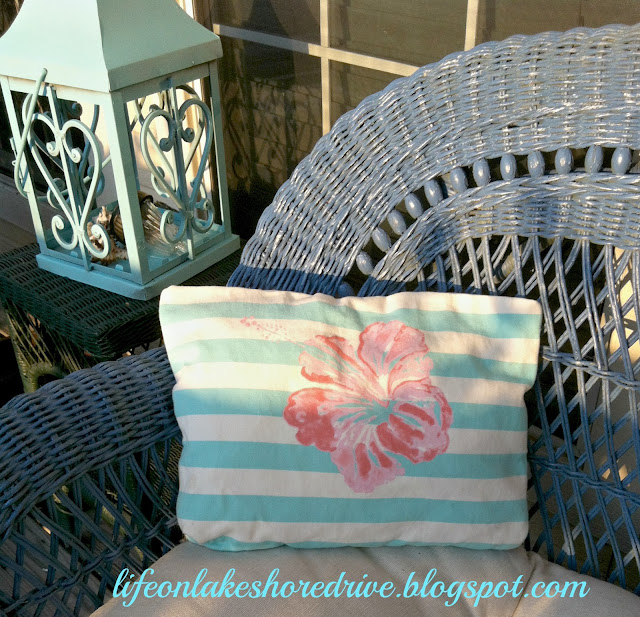 quick and easy outdoor pillow upcycle make a pillow from a tote