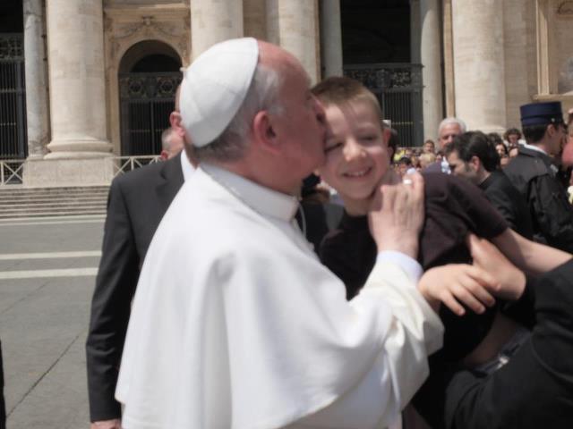 Uno Strongolese baciato da Papa Francesco