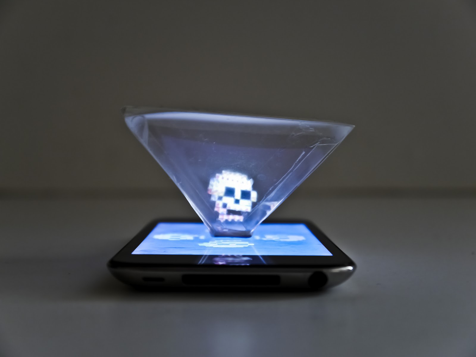 Pepper's ghost 360° illusion pyramid TECHNOLOGIE DU FUTURE