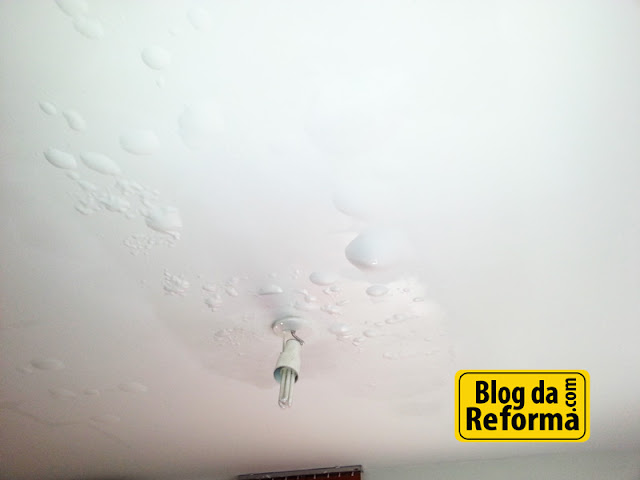 Infiltração no teto causada por vazamento de água da chuva 