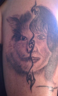 tatuaje de un rostro por la mitad y al lado el rostro de un gato por la mitad