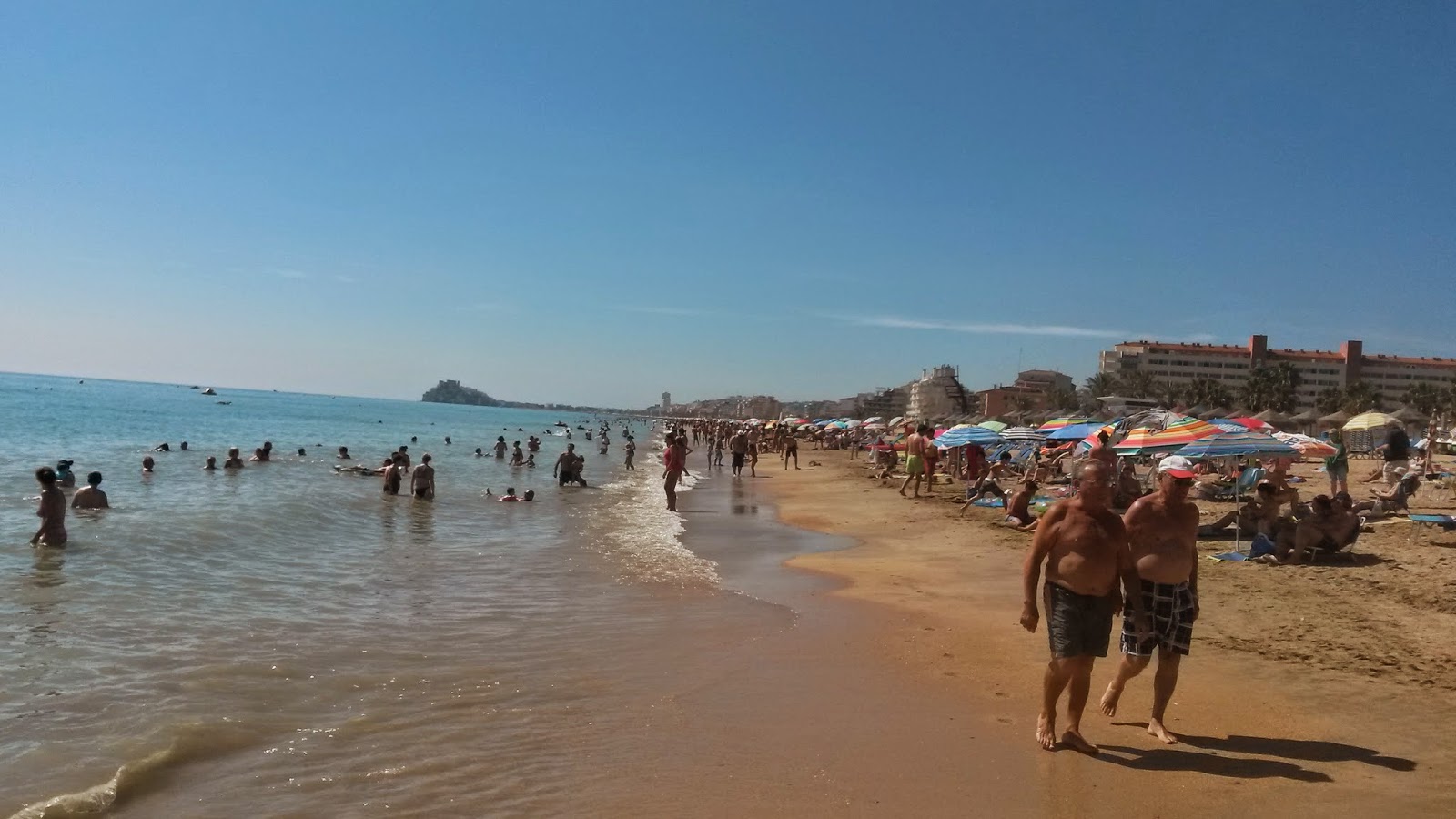 Playa Norte de Peñíscola, puedes disfrutar de 5 km de playa natural, ideal para los niños