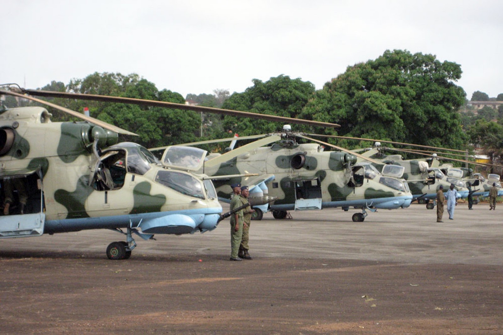 Armée de la Guniée Conakry GUINEA+CONAKRY+MI-24+LINEA+AEROPUERTO+CONAKRI+COPIA